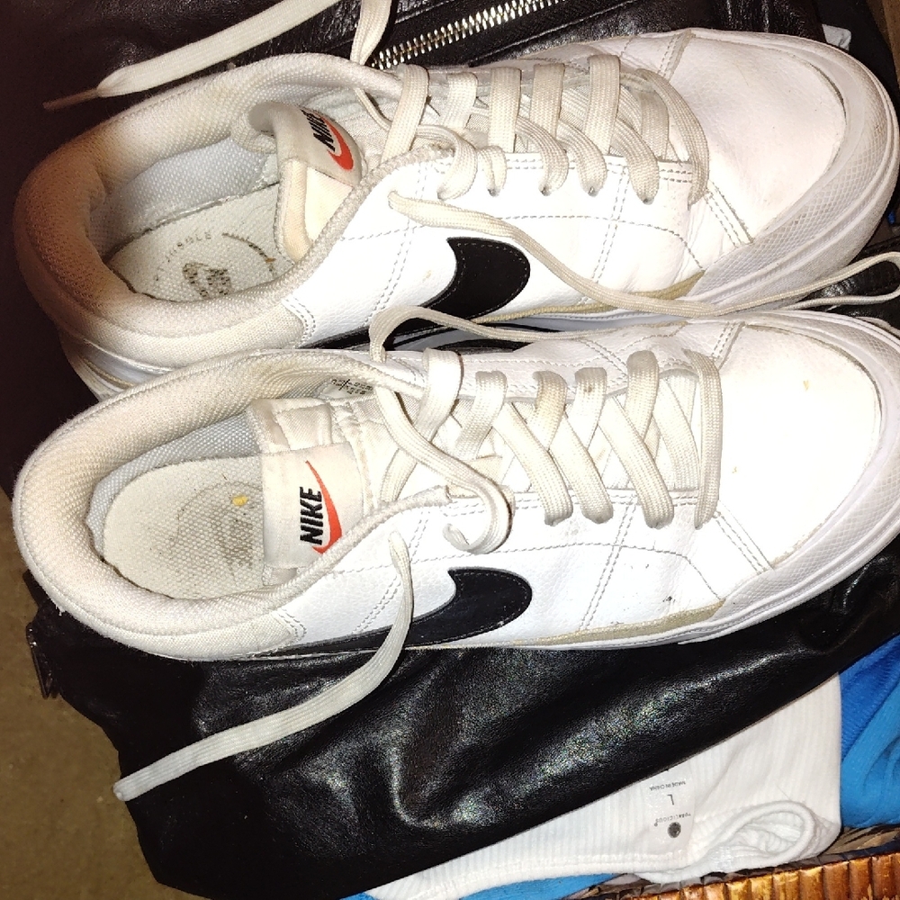 Nike Athletic Shoes in White and Black with Low-Top Design and Cushioned Sole